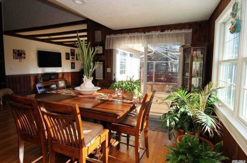 28 Cottonwood Dr, Commack NY 11725-2422 exterior