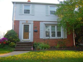 8909 Memphis Villas Blvd, Cleveland, OH 44144-2427