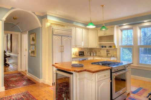 437 Bellevue Ave, Middletown RI 02840-4115 exterior