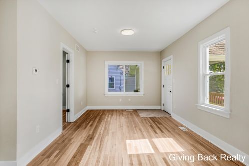 2827 Chiswick Ave, Wyoming, MI