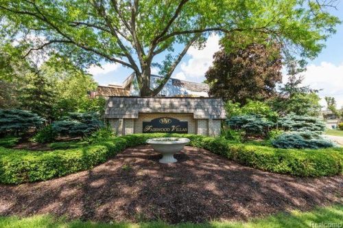 1201 Oakwood Ct, Rochester MI 48307-2539 exterior