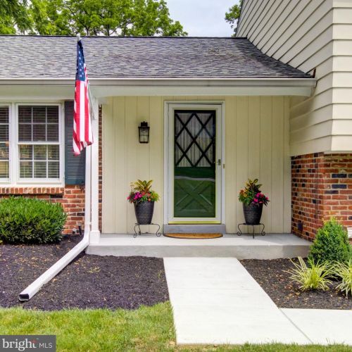 735 Hickory Ln, Berwyn PA 19312-1438 exterior