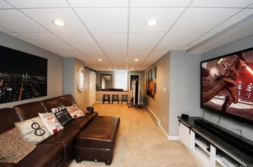 16 Highland Ave, Ellington CT 06029-3796 exterior