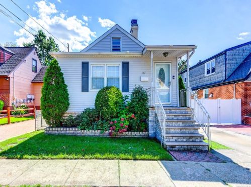 32 Cumberland Pl, Valley Stream, NY 11580-2920