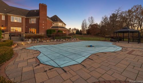 2384 Pebble Crk Dr, Rochester MI 48363-2228 exterior