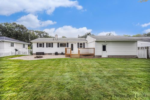 2160 Mayfair Ave, Meskegon MI 49441-3621 exterior