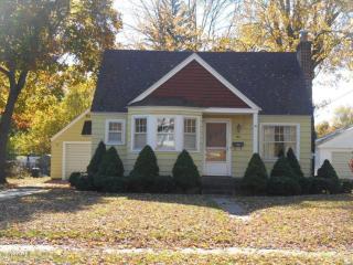 146 Ridgewood St, Grand Rapids, MI 49548-4354