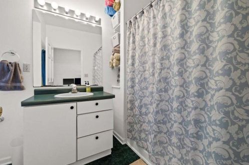 2044 Booth St, Milwaukee WI 53212-3406 exterior