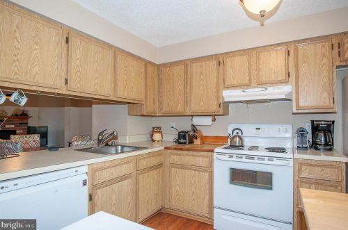 6839 Heatherway Ct, Alexandria, VA 22315-3942