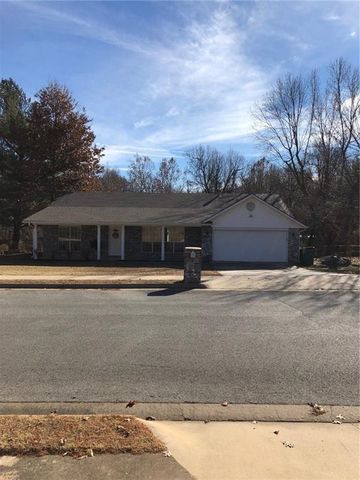 1805 Stout Dr, Springdale, AR 72762-1640