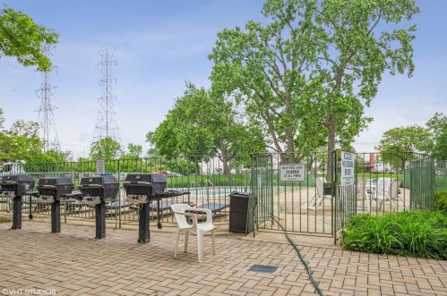 841 York St, Elmhurst IL 60126-4456 exterior