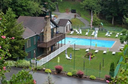 227 Thornberry Dr, Pittsburgh PA 15237-3349 exterior