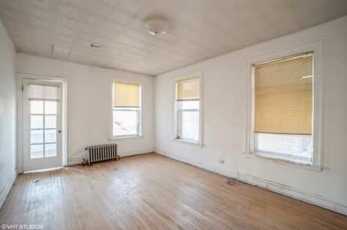 6829 Paxton Ave, Chicago IL 60649-3212 exterior