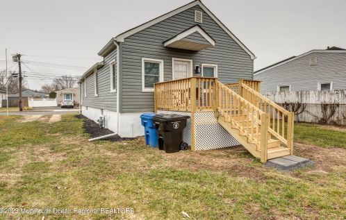 25 Monmouth Ave, Middletown NJ  07748-5732 exterior