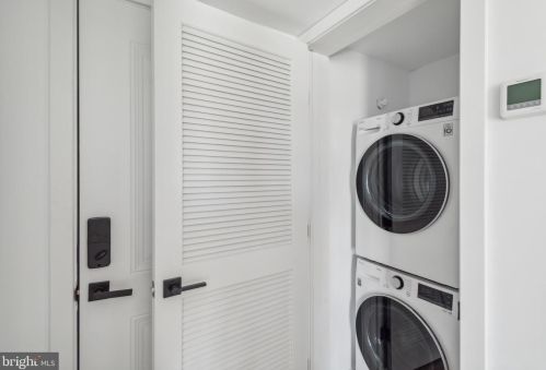 215 9th St, Philadelphia PA 19107-1832 exterior