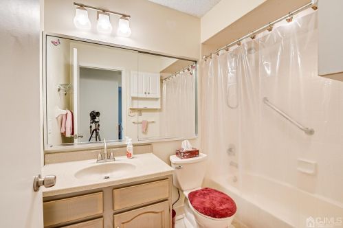 22 Carriage Pl, Edison NJ 08820-4020 exterior