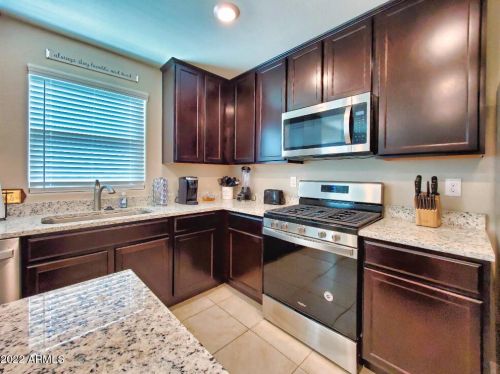 8057 Albeniz Pl, Phoenix AZ  85043 exterior