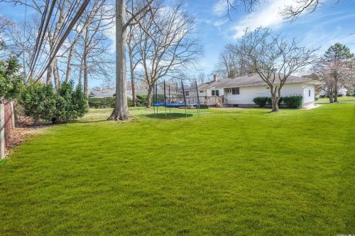 26 Raven Dr, Commack NY 11725-4707 exterior