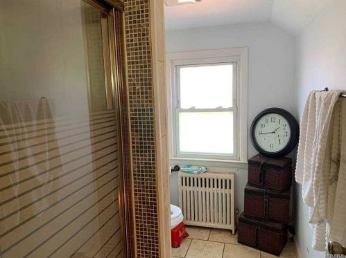 20 Gates Ave, Valley Stream NY 11580-3205 exterior