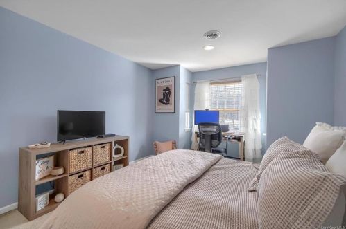 51 Oak Hl Rd, Middletown NY 10941-1366 exterior