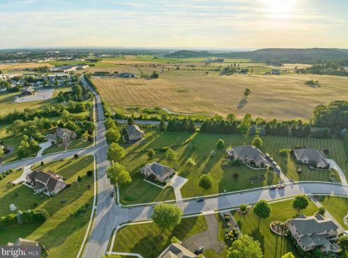 381 Thornhill Dr, Hanover PA  17331-7976 exterior