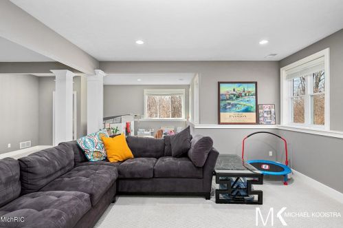 1860 Tall Pne Dr, Grand Rapids MI 49546-7923 exterior