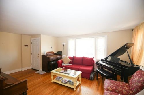 76 Kay Blvd, Middletown RI 02840-2318 exterior