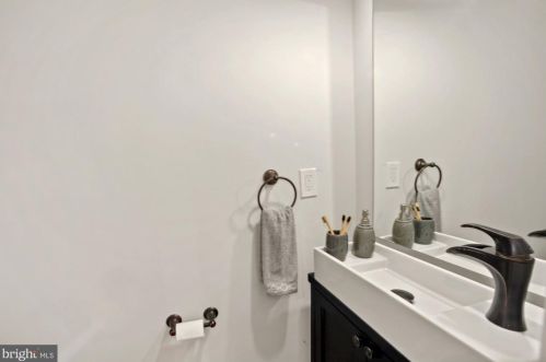 1933 Smt Pl, Washington DC 20002-1353 exterior