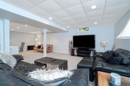 8 Jennifer Dr, North Haven CT 06473-2041 exterior