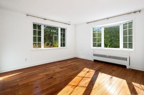 31 Crst Rd, Norwalk CT 06853-1207 exterior