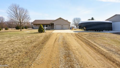 8242 E Ave, Kalamazoo MI 49048-9622 exterior