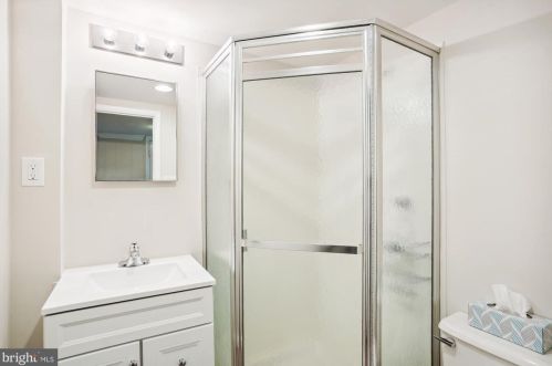 18052 Ml Crk Dr, Rockville MD 20855-1000 exterior