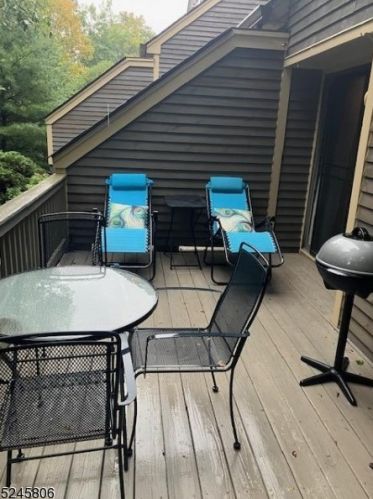 44 Manchester Ln, West Milford Lakes NJ  07480-4919 exterior