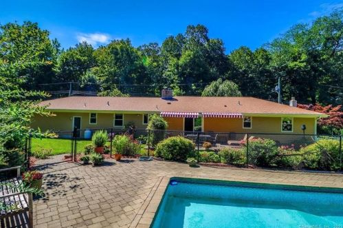 1 Cullens Hl Rd, Derby CT exterior