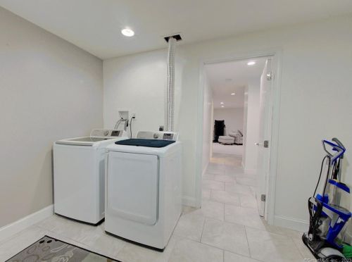 39 Tra Mart Dr, Uncasville CT  06382-1115 exterior