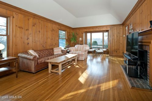 33 Mdw Wood Dr, Greenwich CT 06830-7023 exterior