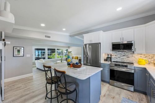 1809 Hbr Ln, Naples FL 34104-0317 exterior