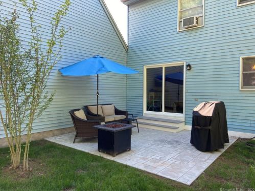 22 Bridle Path Ln, Manchester, CT 06042-8303