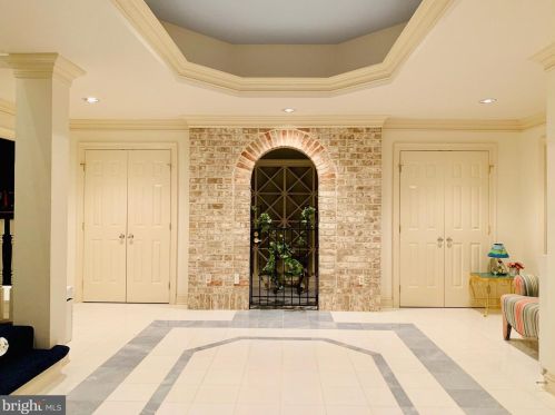 1289 Ballantrae Farm Dr, Mc Lean VA 22101-3027 exterior