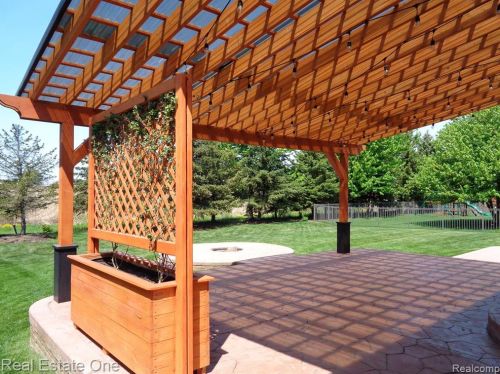 50153 Aldwych St, Macomb Township MI  48044-1126 exterior