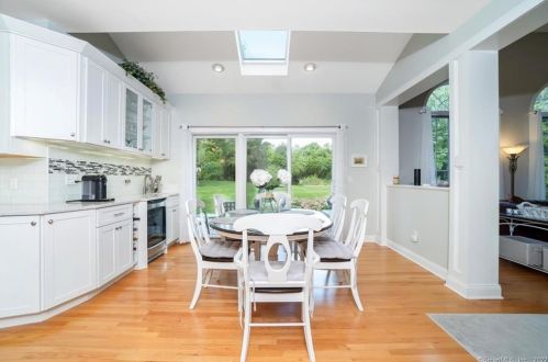 8 Jennifer Dr, North Haven CT 06473-2041 exterior