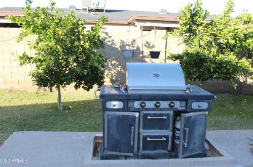 2930 Cavalier Dr, Phoenix AZ 85019-1717 exterior