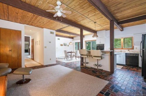 22 Carolyn Pl, Armonk NY 10504-1101 exterior