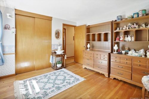 2 Tanglewood Ave, Enfield CT 06082-2622 exterior