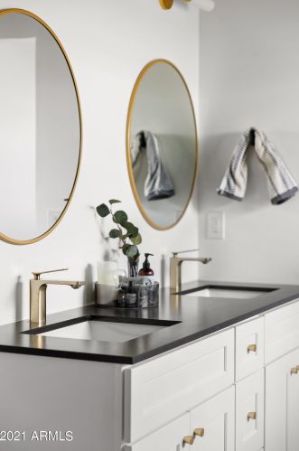 1038 Clarendon Ave, Phoenix AZ 85033-4119 exterior