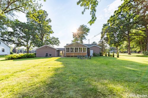 522 Kenowa Ave, Grand Rapids MI 49534-6559 exterior