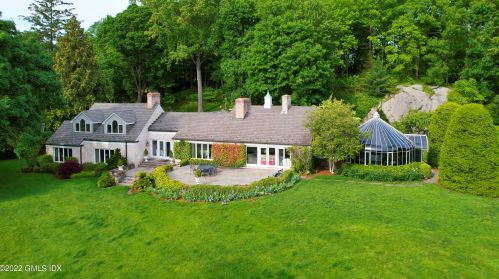 33 Mdw Wood Dr, Greenwich CT 06830-7023 exterior