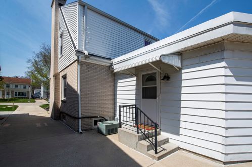 4758 Hollywood Ave, Milwaukee WI 53211-1037 exterior