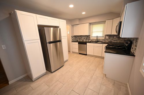 6641 74th St, Milwaukee, WI 53223-5647