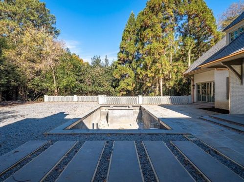 3364 Knollwood Dr, Atlanta GA 30305-1022 exterior